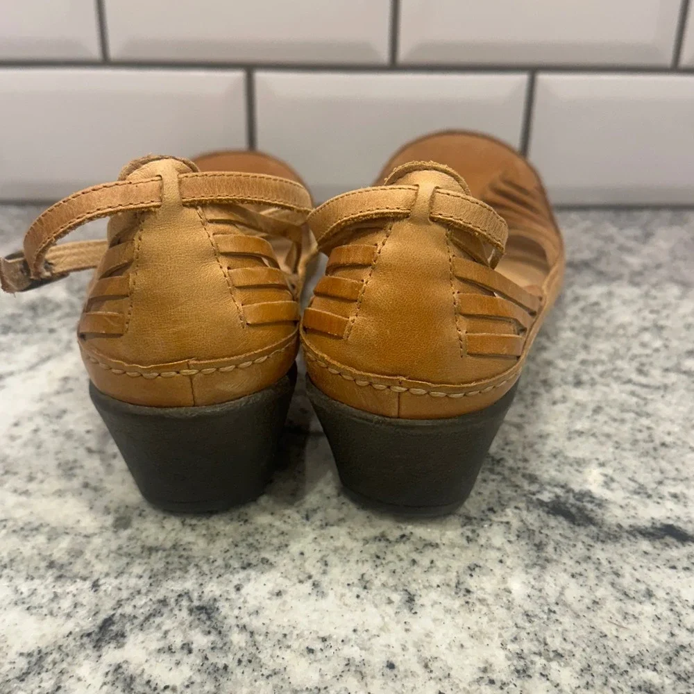 Clarks Women 10M Wedge Sandals Tan Leather Woven Huarache Ankle Strap Boho